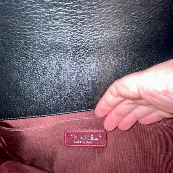 Chanel boy bag with caviar, leather and patent leather trim with gunmetal chain - Picture 6 of 12